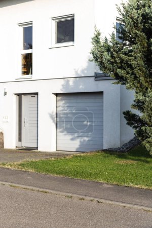 Foto de Garaje cochera en una moderna fachada de casa en el sur de Alemania ciudad al sol de verano y el cielo azul - Imagen libre de derechos
