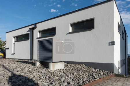 Foto de Bomba de calor en una zona de nuevo edificio con fachadas modernas de la casa del sur de Alemania en un día soleado en verano - Imagen libre de derechos