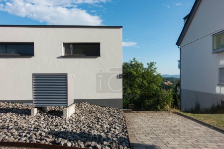 Foto de Bomba de calor en una zona de nuevo edificio con fachadas modernas de la casa del sur de Alemania en un día soleado en verano - Imagen libre de derechos