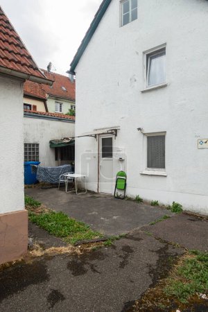 Téléchargez les photos : Patio ancien avec poubelle et mobilier à l'entrée de la maison en Allemagne du Sud - en image libre de droit