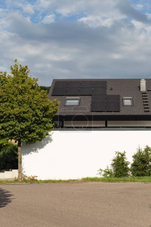 Foto de Nueva área de construcción con panel solar en la azotea en el sur de Alemania verano cielo azul día - Imagen libre de derechos