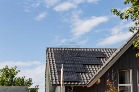 Téléchargez les photos : Nouvelle zone de construction avec panneau solaire sur le toit en Allemagne du Sudbeaucoup été ciel bleu jour - en image libre de droit