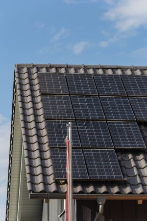 Foto de Nueva área de construcción con panel solar en la azotea en el sur de Alemania verano cielo azul día - Imagen libre de derechos