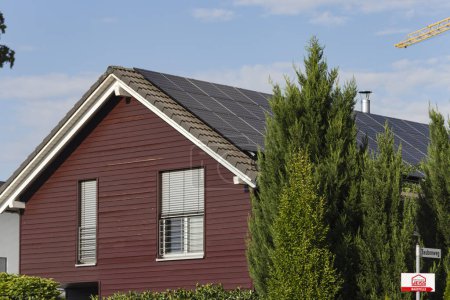 Téléchargez les photos : Façade préfabriquée de construction en bois avec panneaux solaires sur le toit en Allemagne du Sud - en image libre de droit