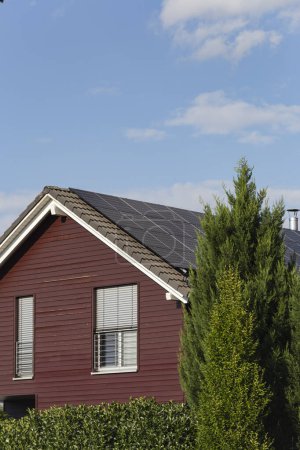 Téléchargez les photos : Façade préfabriquée de construction en bois avec panneaux solaires sur le toit en Allemagne du Sud - en image libre de droit