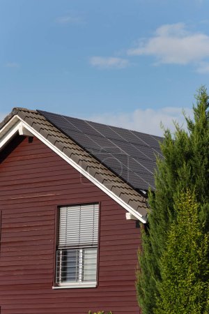 Foto de Edificio prefabricado frente a la construcción de madera con paneles solares en la azotea en el sur de Alemania - Imagen libre de derechos