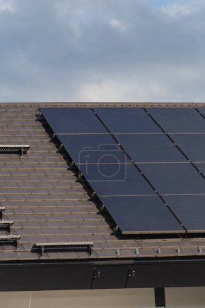 Téléchargez les photos : Nouveau bâtiment avec panneau solaire sur le toit en Allemagne du sud été ciel bleu jour - en image libre de droit