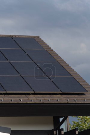 Foto de Nuevo edificio con panel solar en la azotea en el sur de Alemania verano cielo azul día - Imagen libre de derechos