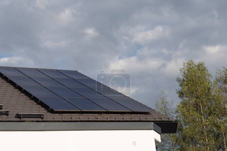 Téléchargez les photos : Nouveau bâtiment avec panneau solaire sur le toit en Allemagne du sud été ciel bleu jour - en image libre de droit