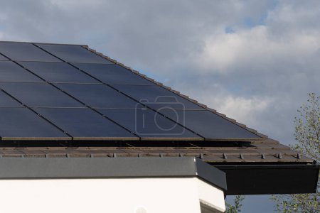 Foto de Nuevo edificio con panel solar en la azotea en el sur de Alemania verano cielo azul día - Imagen libre de derechos