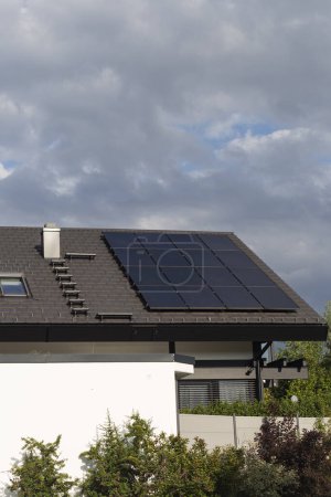 Foto de Nuevo edificio con panel solar y chimenea en la azotea en el sur de Alemania verano cielo azul día - Imagen libre de derechos