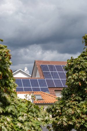 Téléchargez les photos : Nouvelle zone de construction avec panneau solaire sur le toit en Allemagne du Sudbeaucoup été ciel bleu jour avec ciel nuageux - en image libre de droit