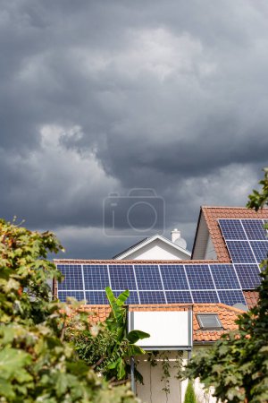 Foto de Nueva área de construcción con panel solar en la azotea en el sur de Alemania verano cielo azul día con cielo nublado tiempo - Imagen libre de derechos