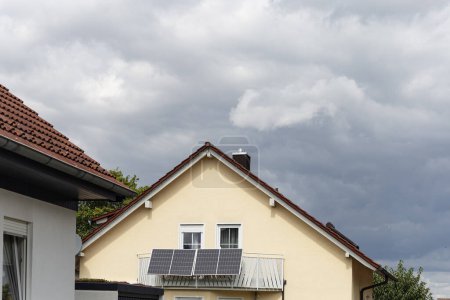 Téléchargez les photos : Centrale électrique balcon avec façade de maison sur le toit un après-midi d'été en Allemagne du Sud - en image libre de droit