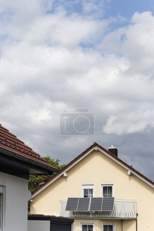 Foto de Planta de energía balcón con fachada de la casa en la azotea en una tarde de verano en el sur de Alemania - Imagen libre de derechos