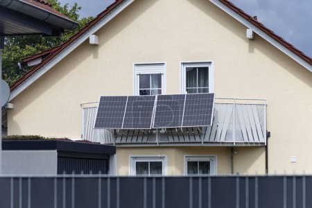 Foto de Planta de energía balcón con fachada de la casa en la azotea en una tarde de verano en el sur de Alemania - Imagen libre de derechos