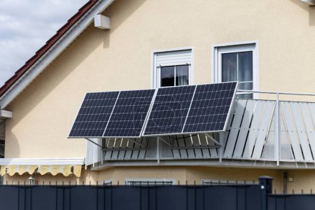 planta de energía balcón con fachada de la casa en la azotea en una tarde de verano en el sur de Alemania
