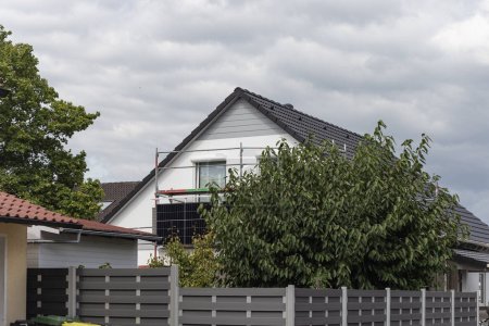 Téléchargez les photos : Centrale électrique balcon avec façade de maison sur le toit un après-midi d'été en Allemagne du Sud - en image libre de droit