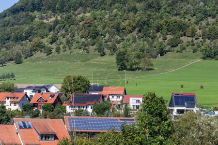 Téléchargez les photos : Viallage rufal avec panneau solaire sur les toits sur la campagne allemande du sud en septembre - en image libre de droit