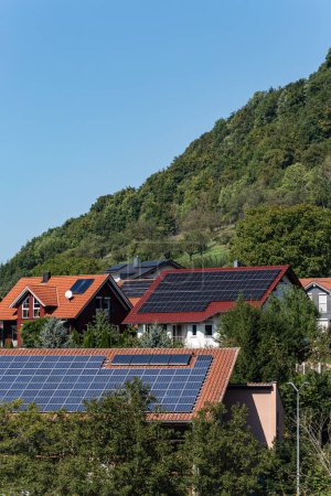 Foto de Vialaje rufal con panel solar en los tejados en la campiña sur de Alemania en septiembre - Imagen libre de derechos