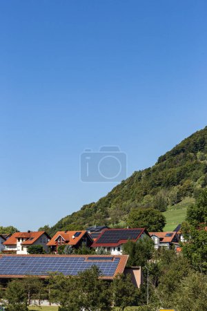 Foto de Vialaje rufal con panel solar en los tejados en la campiña sur de Alemania en septiembre - Imagen libre de derechos