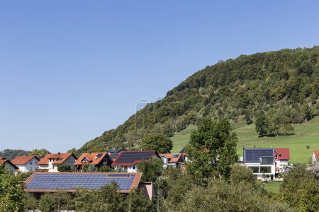 Téléchargez les photos : Viallage rufal avec panneau solaire sur les toits sur la campagne allemande du sud en septembre - en image libre de droit