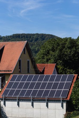 Foto de Pueblo rufal con panel solar en los tejados en el sur de Alemania campo en septiembre - Imagen libre de derechos