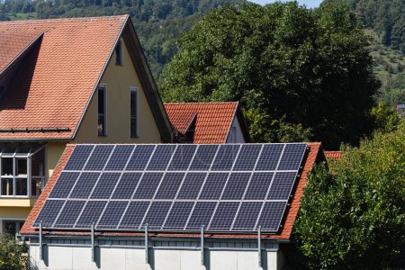 Foto de Pueblo rufal con panel solar en los tejados en el sur de Alemania campo en septiembre - Imagen libre de derechos