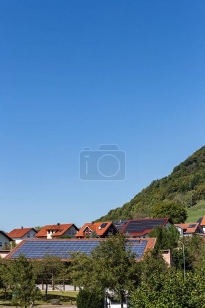 Téléchargez les photos : Village rufal avec panneau solaire sur les toits sur la campagne allemande du sud en septembre - en image libre de droit