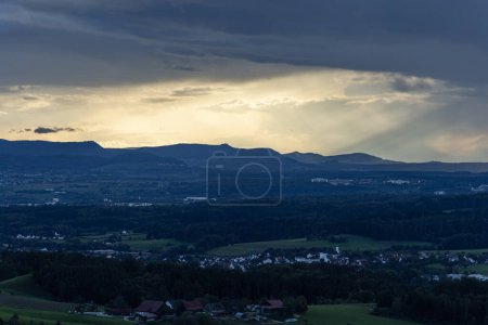 Téléchargez les photos : Temps nuageux orageux coucher du soleil paysage soirée dans le sud de l'Allemagne campagne Alpes - en image libre de droit