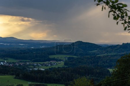 Téléchargez les photos : Temps nuageux orageux coucher du soleil paysage soirée dans le sud de l'Allemagne campagne Alpes - en image libre de droit
