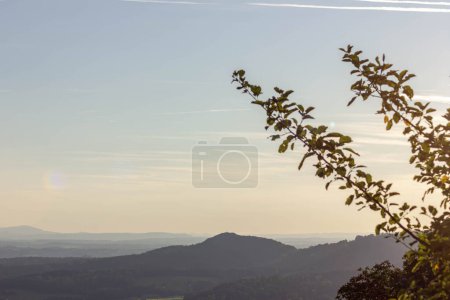 Foto de Paisaje alemán en el campo rural con montañas en el horizonte al atardecer en septiembre - Imagen libre de derechos
