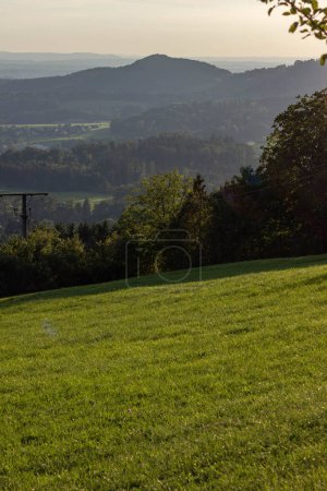 Téléchargez les photos : Paysage allemand dans la campagne rurale avec des montagnes à l'horizon au coucher du soleil soir en septembre - en image libre de droit