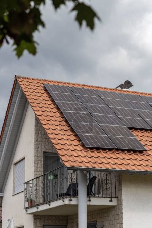 Téléchargez les photos : Nouvelle zone de construction avec panneau solaire sur le toit en Allemagne du Sudbeaucoup été ciel bleu jour avec ciel nuageux - en image libre de droit