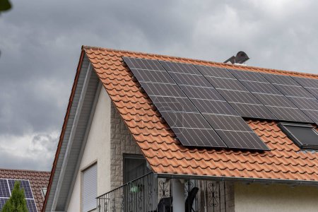 Foto de Nueva área de construcción con panel solar en la azotea en el sur de Alemania con clima cielo nublado - Imagen libre de derechos