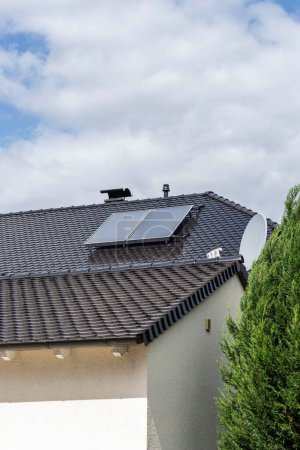 Téléchargez les photos : Nouvelle zone de construction avec panneau solaire sur le toit dans le ciel allemand du sud - en image libre de droit