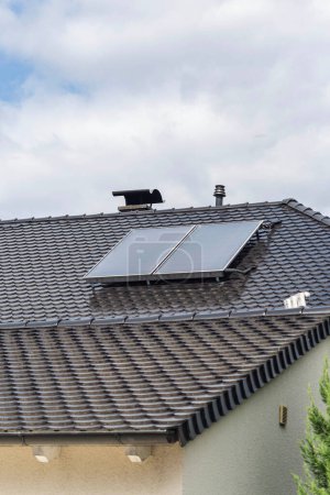 Téléchargez les photos : Nouvelle zone de construction avec panneau solaire sur le toit dans le ciel allemand du sud - en image libre de droit
