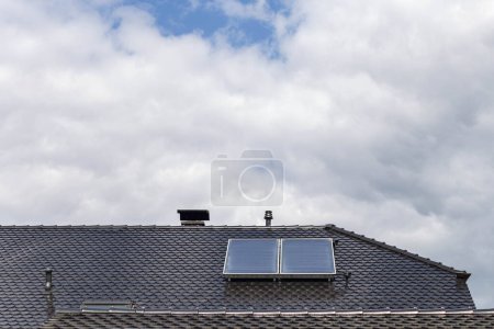 Foto de Nueva área de construcción con panel solar en la azotea en el sur de Alemania cielo nublado - Imagen libre de derechos