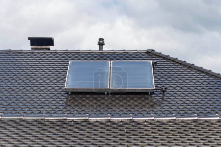 Foto de Nueva área de construcción con panel solar en la azotea en el sur de Alemania cielo nublado - Imagen libre de derechos