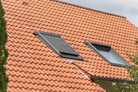 Téléchargez les photos : Fenêtre de toit sur un nouveau toit de bâtiment en septembre journée ensoleillée en Allemagne du Sud - en image libre de droit