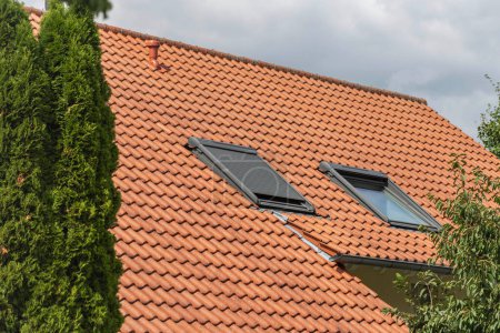 Téléchargez les photos : Fenêtre de toit sur un nouveau toit de bâtiment en septembre journée ensoleillée en Allemagne du Sud - en image libre de droit