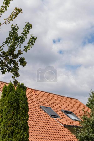 Foto de Ventana de la azotea en un nuevo edificio azotea en septiembre día soleado en el sur de Alemania - Imagen libre de derechos