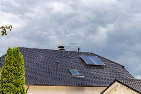 Foto de Panel solar en la azotea nuevo edificio en la ciudad alemana en septiembre sol día - Imagen libre de derechos