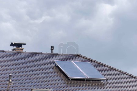 Téléchargez les photos : Panneau solaire sur le toit nouveau bâtiment à la ville allemande en septembre jour de soleil - en image libre de droit
