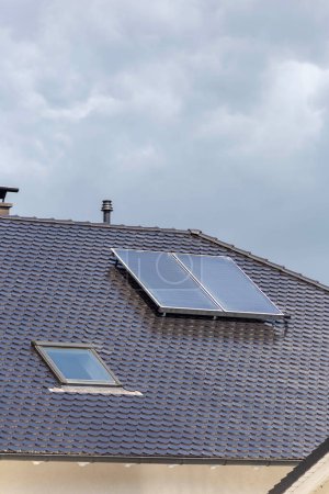 Téléchargez les photos : Panneau solaire sur le toit nouveau bâtiment à la ville allemande en septembre jour de soleil - en image libre de droit