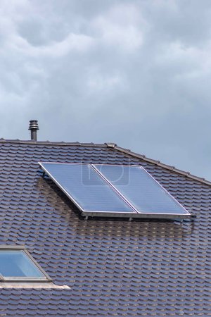 Foto de Panel solar en la azotea nuevo edificio en la ciudad alemana en septiembre sol día - Imagen libre de derechos