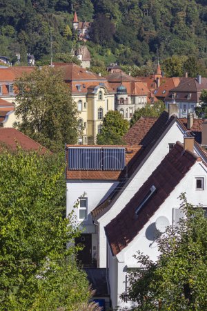 Foto de Panel solar en los tejados en una ciudad histórica en el sur de Alemania campo en octubre - Imagen libre de derechos