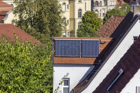 Téléchargez les photos : Panneau solaire sur les toits d'une ville historique dans la campagne allemande du sud en octobre - en image libre de droit