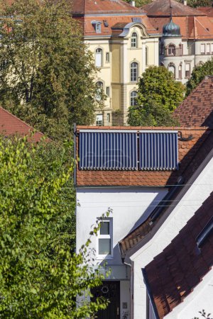 Téléchargez les photos : Panneau solaire sur les toits d'une ville historique dans la campagne allemande du sud en octobre - en image libre de droit