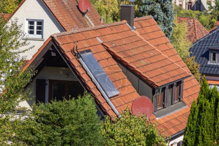 Foto de Panel solar en los tejados en una ciudad histórica en el sur de Alemania campo en octubre - Imagen libre de derechos